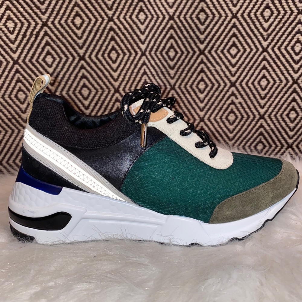 Sneakers - Picture 2 of 4
